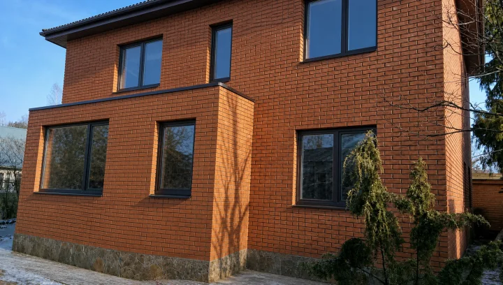 Фото объекта «Дом из газобетонных блоков с облицовкой из красного поризованного кирпича в Бронни...
